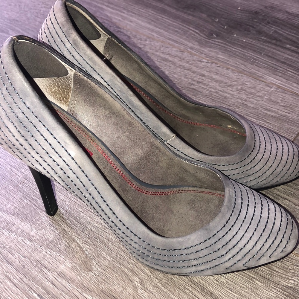 5|48 brand grey heel